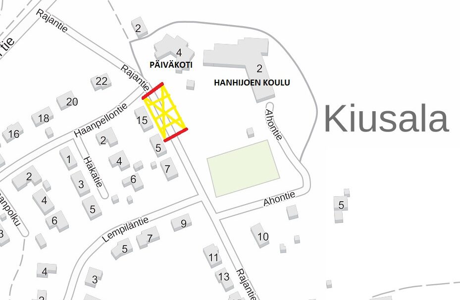 Kartalle merkitty suljettu kadun pätkä Hanhijoen koulun ja päiväkodin edustalla.