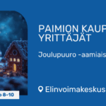 Tumman sinisellä pohjalla lukee tapahtuman tiedot oikealla ja vasemmalla on tekoälyn avulla luotu tunnelmallinen tumma kuva jossa näkyy pieniä sisältä valaistuja piparkakkutaloja.