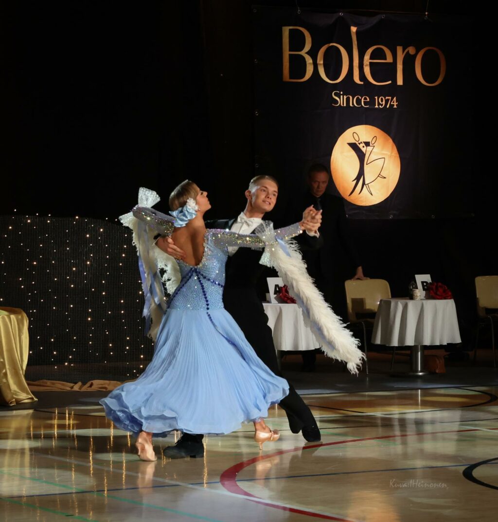 Vakiotanssipari kilpailuasuissaan tanssilattialla.