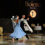 Vakiotanssipari kilpailuasuissaan tanssilattialla.