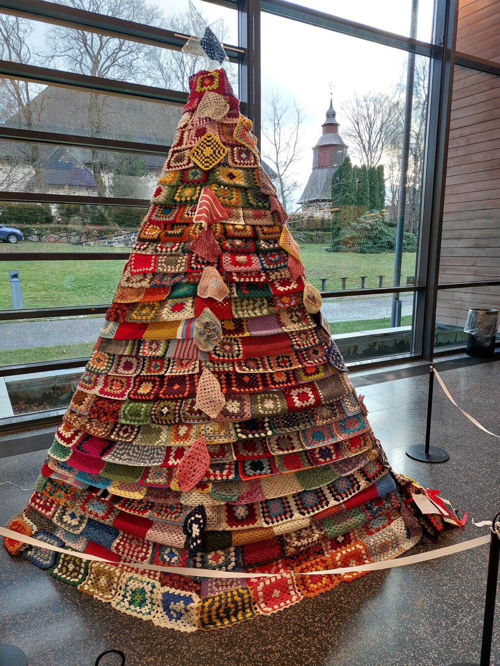 Joulukuusenmallinen kokonaisussus, jossa runsaasti pienistä isoäidinneliöistä yhteen liitettyä paloja.