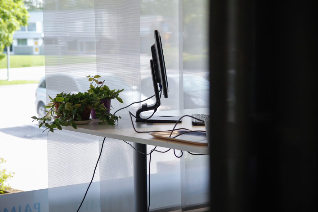 Valoisa ja viihtyisän näköinen työhuone.