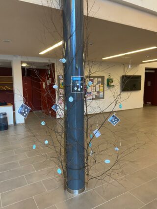 Heijastinpuu kaupungintalon aulassa