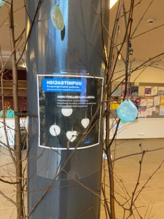 Heijastinpuu lähikuvassa kaupungintalon aulassa