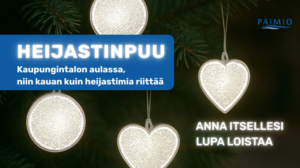 Heijastinpuu mainos, jossa taustalla kuusi, jossa roikkuu heijastimia.