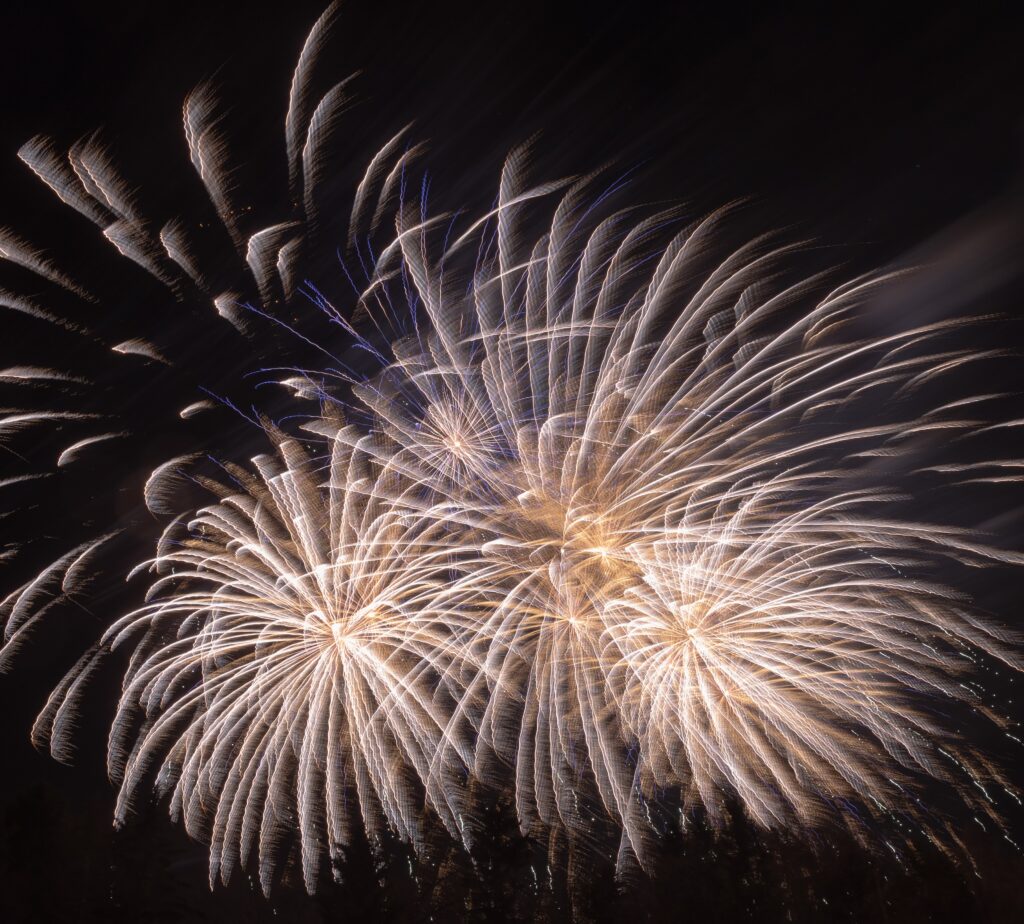 Ilotulitusta tummaa taivasta vasten.