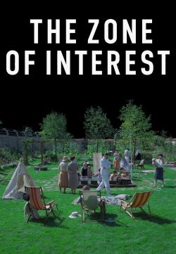 Ihmisiä viettämässä aikaa hyvin hoidetussa puutarhassa.