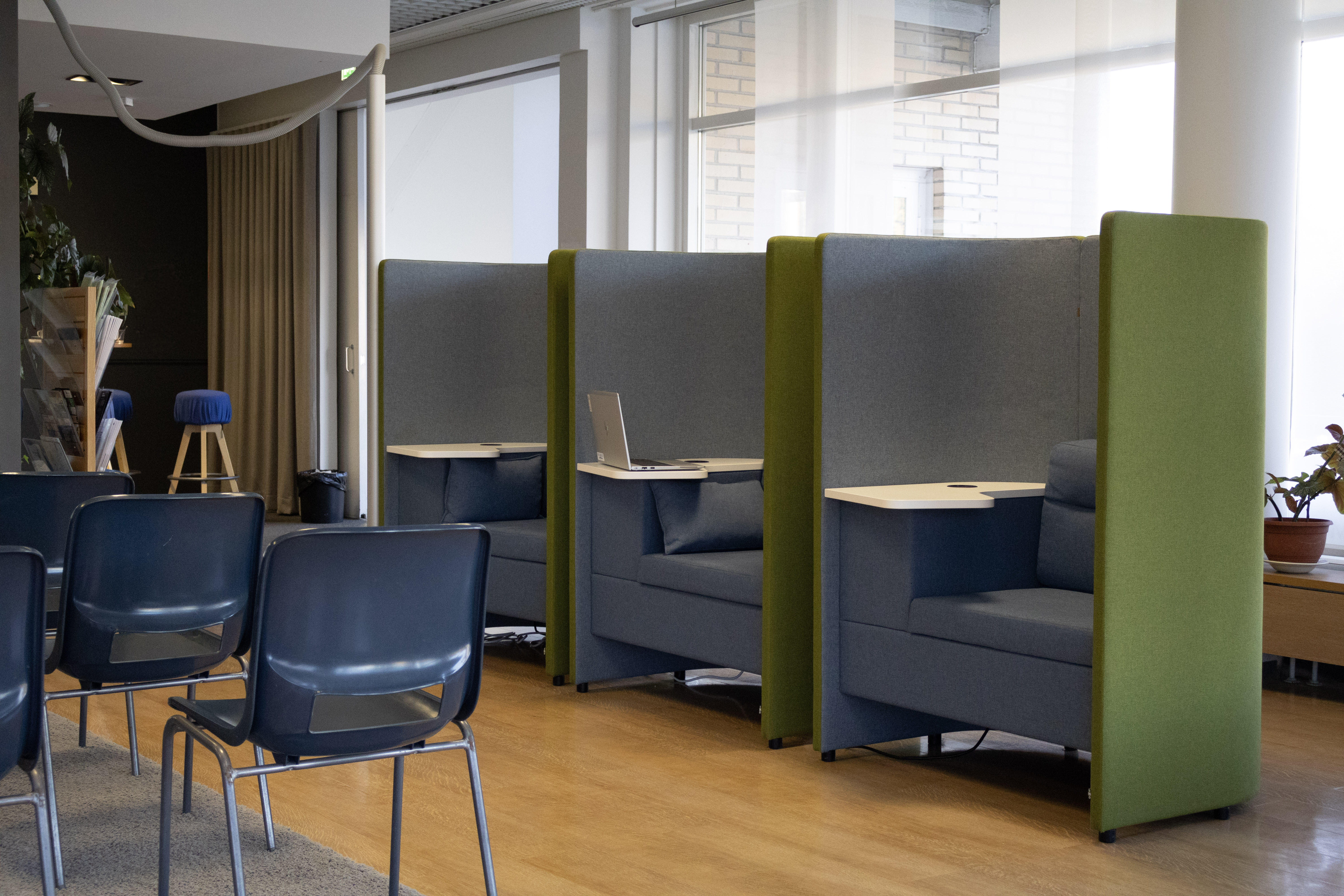 Modernit aulatilat, josta löytyy tilaa tapahtumille ja etätyön tekemiseen.