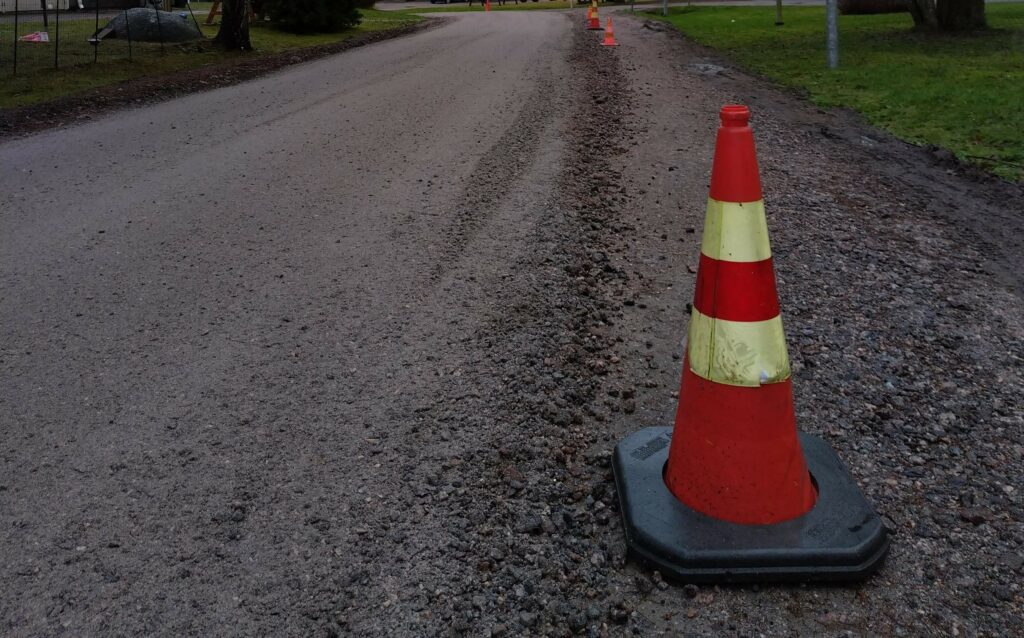 Mäkiläntien uusi tasattu sorapinta.