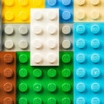 Erivärisiä peruslegopalikoita vierekkäin.