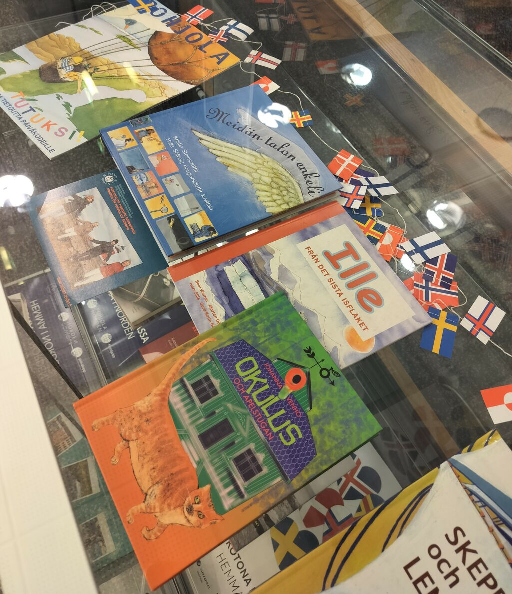 Pohjoismaisia kirjoja vitriinissä.