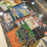 Pohjoismaisia kirjoja vitriinissä.