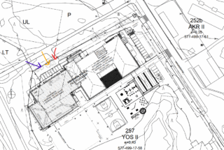 Kriivarin koulun pohjapiirros, jossa sininen, keltainen ja punainen nuoli osoittaa sisäänkäyntiä