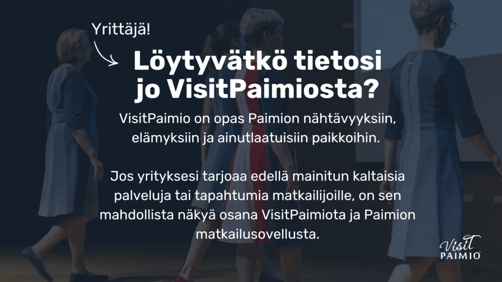 Kuvassa näkyy naisia farkkumekoissa kävelemässä puisella lattialla.