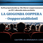 Pimeässä kuvassa ihmishahmot katsovat elokuvateatterin kirkasta ruutua.