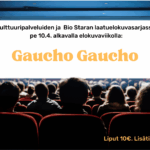 Pimeässä kuvassa ihmishahmot katsovat elokuvateatterin kirkasta ruutua.