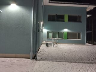 Kriivarin koulu, siniharmaa rakennus ja sisäänkäyntiramppi