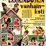 Vihreä keramiikkatalo. jonka ikkunoista teatteriryhmän jäsenet kurkkaavat ulos