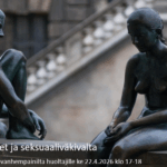 Kaksi istuvaa, miestä ja naista esittävää, patsasta ulkotilassa.