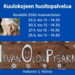 Iäkäs nainen kuulolaite korvassaan. Lisäksi Hyvän Olon Pysäkin kyltti sekä kuulokojeen huoltopalvelun ajat keväällä 2026.
