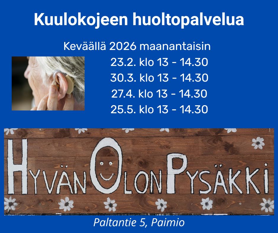 Iäkäs nainen kuulolaite korvassaan. Lisäksi Hyvän Olon Pysäkin kyltti sekä kuulokojeen huoltopalvelun ajat keväällä 2026.