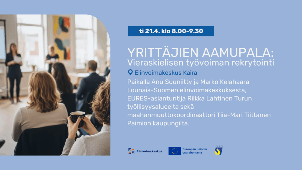 Vasemmassa laidassa kuva yleisöstä tapahtumassa. Tapahtumatiedot vaalenansinisellä pohjalla.