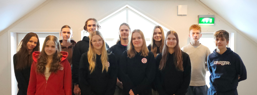 11 nuorta ryhmäkuvassa.