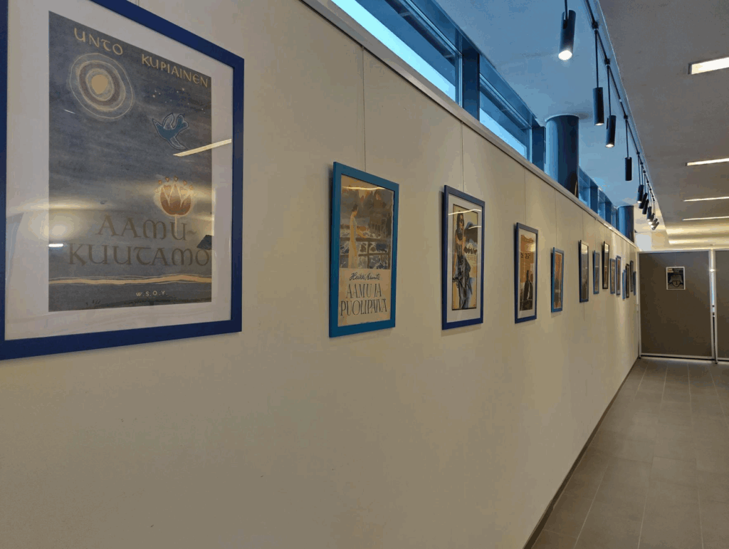 Kirjankansigrafiikkaa näyttelyparvella.