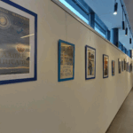 Kirjankansigrafiikkaa näyttelyparvella.