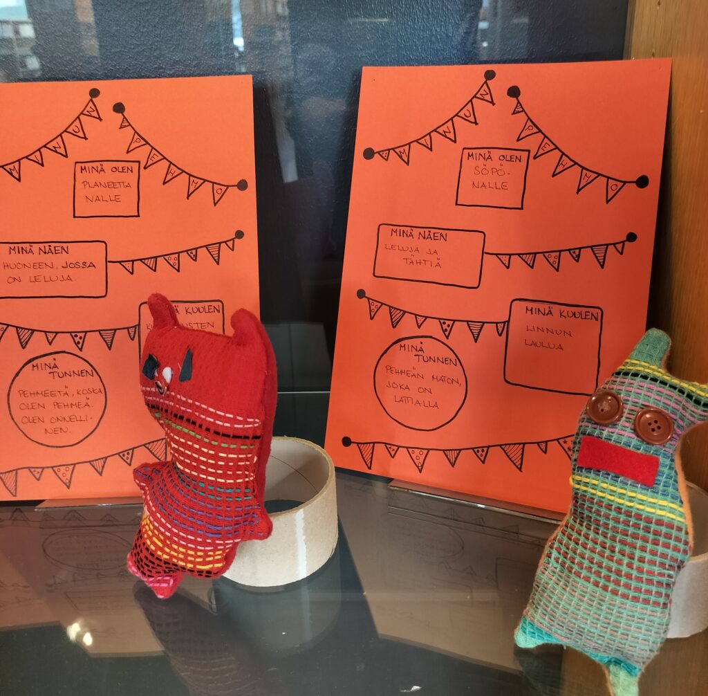 Kriivarin päiväkodin lapsiryhmän tekemiä pehmokavereita.