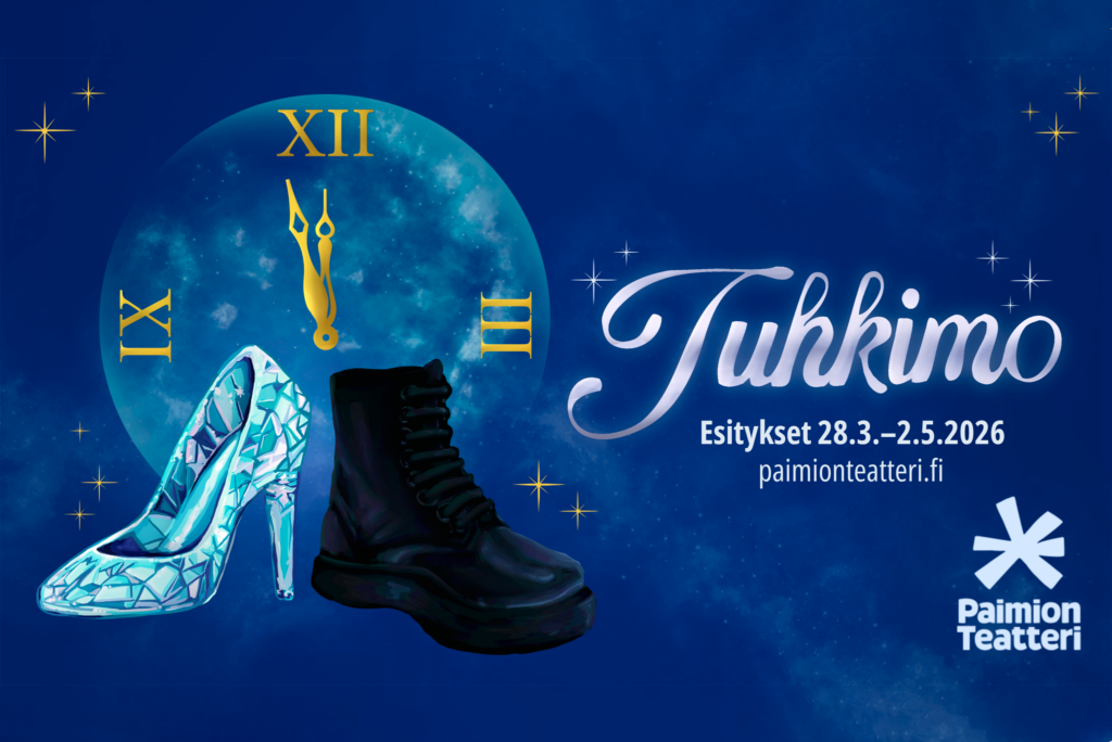 Kaksi erilaaista jalkinetta etualalla. Niiden takana kellotaulu. Lisäksi teksti Tuhkimo-musiikkinäytelmä, esitykset 28.3. - 2.5.