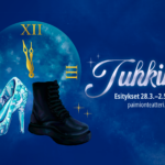 Kaksi erilaaista jalkinetta etualalla. Niiden takana kellotaulu. Lisäksi teksti Tuhkimo-musiikkinäytelmä, esitykset 28.3. - 2.5.