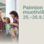 Vasemmassa reunassa kolme kuvaa. Yhdessä esiintyjä pitelee mustaa nahkatakkia. Toisessa kuva mallista muotinäytöksessä. kolmannessa kuvassa värianalyysiä tekevä nainen. Kuvan oikeassa reunassa on tapahtuman nimi ja päivämäärä.