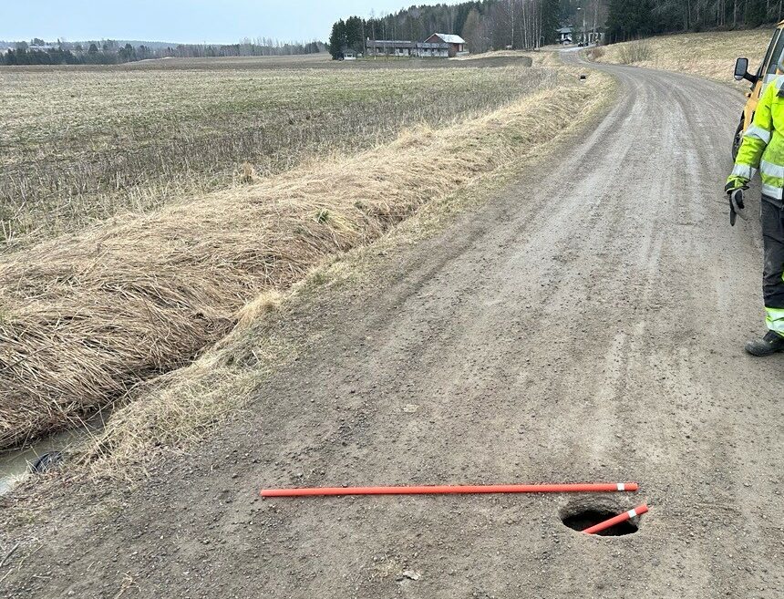 Keskellä hiekkatietä on pieni sortuma.