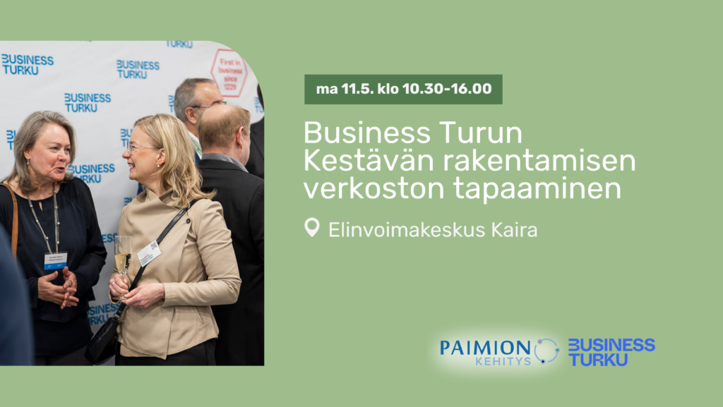 Kuvassa vasemmalla ihmisiä verkostoitumassa. Kuvan oikeassa reunassa tapahtuman tiedot.