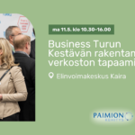 Kuvassa vasemmalla ihmisiä verkostoitumassa. Kuvan oikeassa reunassa tapahtuman tiedot.