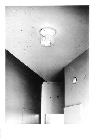 Ylhäällä lasikupu, jonka sisällä on valo ja propelli.