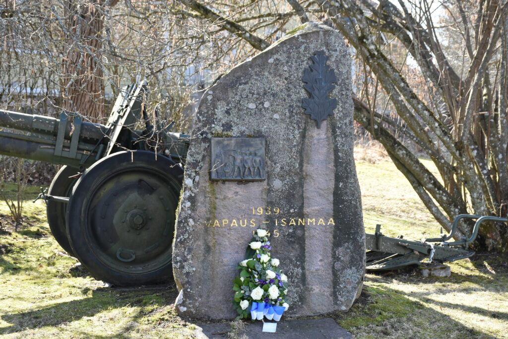 Kukka-asetelma Veteraanikivellä