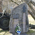 Kukka-asetelma Veteraanikivellä