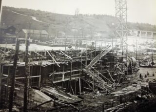 Suuri rakennustyömaa, jossa ihmisiä työnteossa