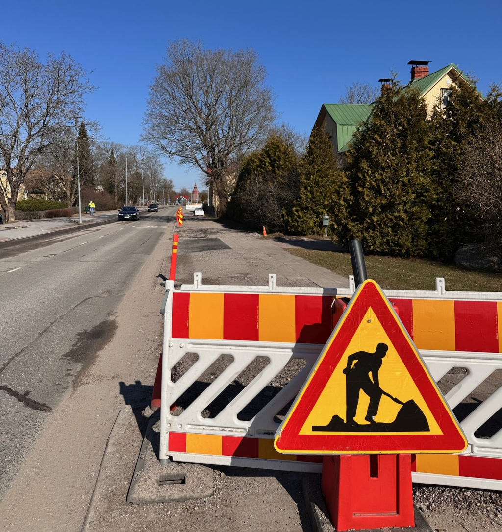 Työmaa-aidoin rajattu kevyenliikenteenväylä.