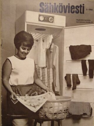 Etualalla nainen ja pyykkikori, jossa pyykkiä. Takana kuivauskaappi, jossa paitoja ja sukkia.