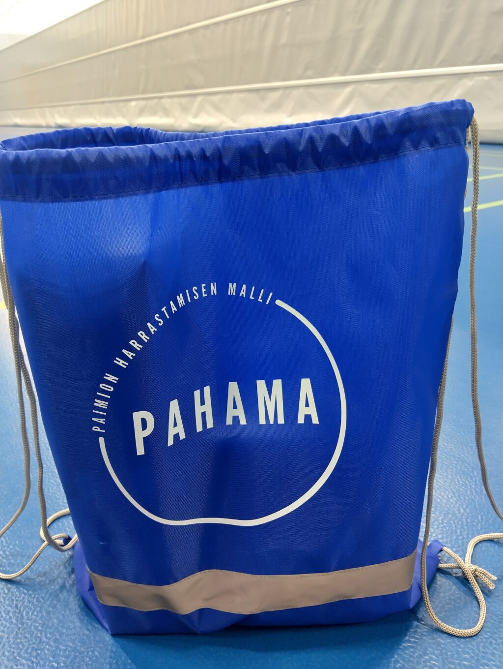 Sininen kassi, jossa valkoisella PaHaMan logo.