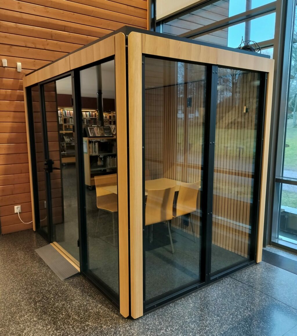 Neljän henkilön neuvottelukuutio.