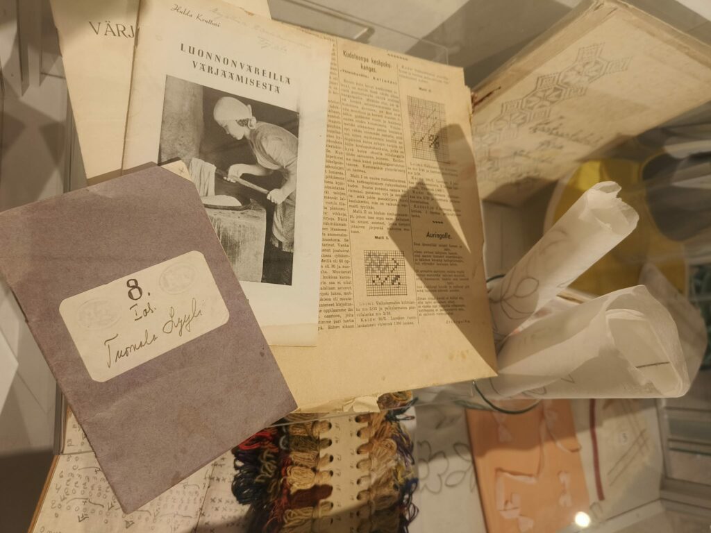 Erinäköisiä vanhoja vihkosia ja lehtiartikkeleita