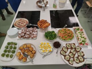 Eri ruokalajeja kotitalouskurssilta 