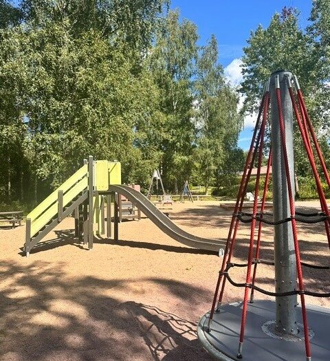 Saarmäentien leikkipaikka, etualalla liukumäki ja kiipeilyteline.
