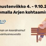 Piirroskuvassa kaksi ikäihmistä istuu vierekkäin puistonpenkillä. Vanhustenviikko 4. - 9.10.2026 teemalla Arjen kohtaamiset.
