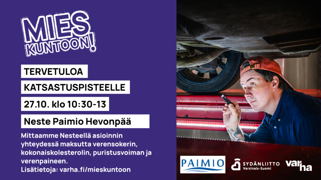 Lippalakkipäinen mies on auton alla ja pienen taskulampun avulla tarkastaa autonpohjan kuntoa.