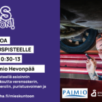 Lippalakkipäinen mies on auton alla ja pienen taskulampun avulla tarkastaa autonpohjan kuntoa.